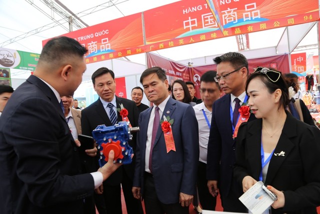 Lãnh đạo hai địa phương hai nước tham quan gian hàng tại Hội chợ. Ảnh: Cổng thông tin điện tử Thành phố Móng Cái