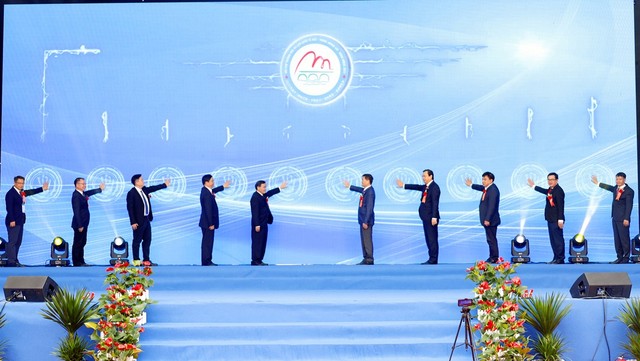 Các đại biểu nhấn nút khai mạc Hội chợ. Ảnh: Cổng thông tin điện tử Thành phố Móng Cái