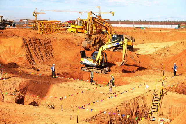 Thời điểm nào cũng nhiều công nhân và kỹ sư nhộn nhịp thi công.