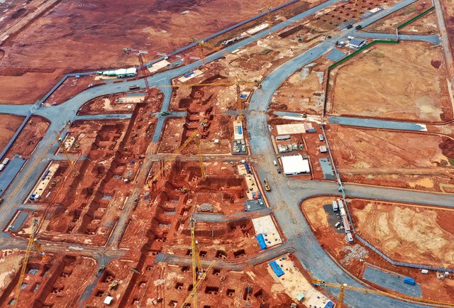 Đến thời điểm hiện tại, các nhà thầu đã huy động gần 700 nhân sự cùng 352 thiết bị xe máy và vật tư để thi công trên công trường.