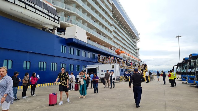 Ngày 13/11, siêu du thuyền Celebrity Solstice (quốc tịch Malta) đã cập Cảng tàu khách quốc tế Hạ Long, đem theo gần 2.700 du khách châu Âu, Mỹ. Ngày 13/11, siêu du thuyền Celebrity Solstice (quốc tịch Malta) đã cập Cảng tàu khách quốc tế Hạ Long, đem theo gần 2.700 du khách châu Âu, Mỹ.