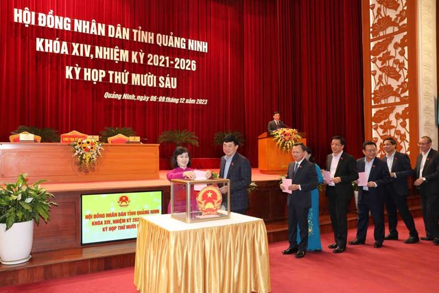 Đại biểu HĐND tỉnh Quảng Ninh bỏ phiếu bầu ông Cao Tường Huy giữ chức Chủ tịch UBND tỉnh Quảng Ninh nhiệm kỳ 2021-2026. Ảnh: Quảng Ninh Portal