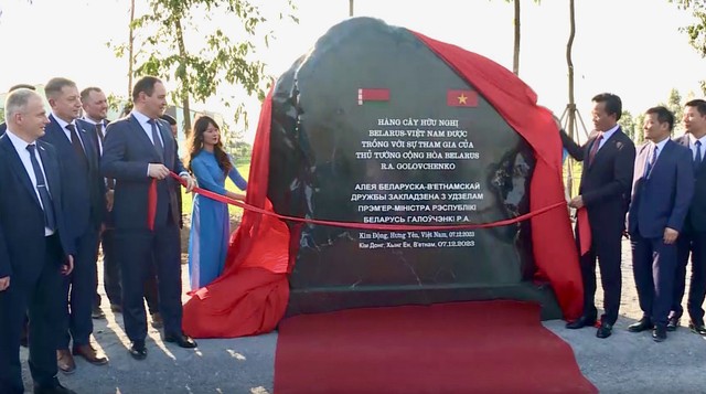 Hàng cây hữu nghị Belarus – Việt Nam được trồng tại khuôn viên Công ty cổ phần xuất, nhập khẩu và chế biến thực phẩm Âu Việt (xã Chính Nghĩa,huyện Kim Động, tỉnh Hưng Yên). Hàng cây hữu nghị Belarus – Việt Nam được trồng tại khuôn viên Công ty cổ phần xuất, nhập khẩu và chế biến thực phẩm Âu Việt (xã Chính Nghĩa,huyện Kim Động, tỉnh Hưng Yên).