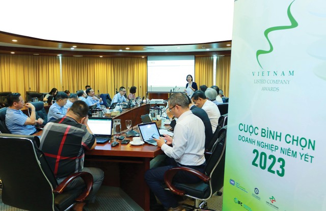 Cuộc bình chọn Doanh nghiệp niêm yết là sự kiện thường niên nhằm tôn vinh việc thực hiện các thông lệ tốt về quản trị và điều hành công ty, được thể hiện qua các thông tin của doanh nghiệp được công bố. Trong ảnh: Một buổi làm việc của Hội đồng bình chọn Doanh nghiệp niêm yết 2023