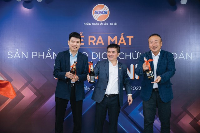 Ông Vũ Đức Tiến, Tổng giám đốc SHS (đứng giữa) cùng đại diện đối tác phát triển phần mềm trong buổi lễ ra mắt dịch vụ giao dịch phái sinh Ông Vũ Đức Tiến, Tổng giám đốc SHS (đứng giữa) cùng đại diện đối tác phát triển phần mềm trong buổi lễ ra mắt dịch vụ giao dịch phái sinh