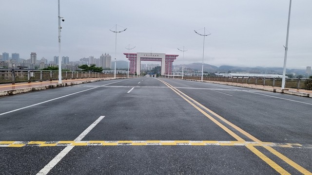 Vạch phân quản giữa Việt Nam - Trung Quốc trên cầu Bắc Luân II. Ảnh: Quỳnh Nga