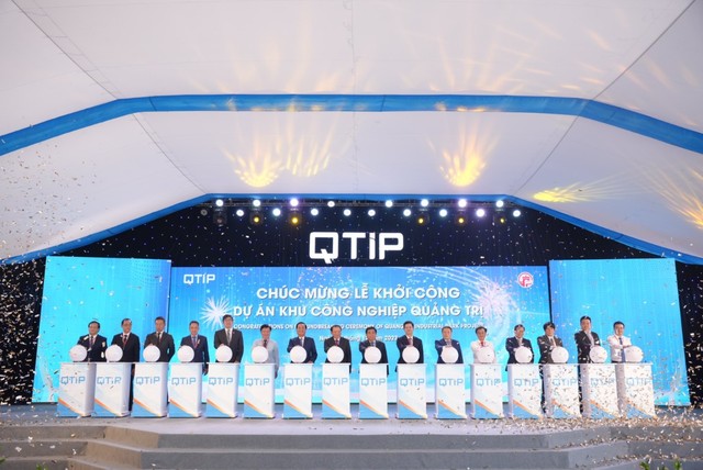 Các đại biểu tham dự làm thủ tục khởi công dự án Khu công nghiệp Quảng Trị Các đại biểu tham dự làm thủ tục khởi công dự án Khu công nghiệp Quảng Trị