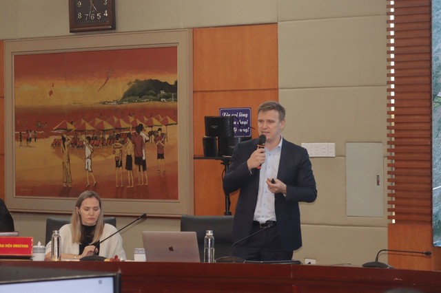 Đại diện đơn vị tư vấn Omgeving (Bỉ) trình ý tưởng thiết kế quy hoạch KKT Đại diện đơn vị tư vấn Omgeving (Bỉ) trình ý tưởng thiết kế quy hoạch KKT