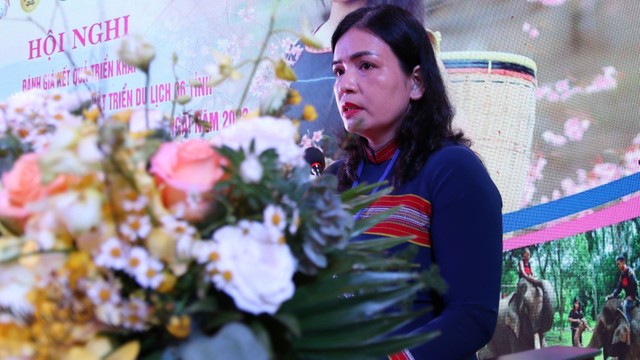 Phó chủ tịch UBND tỉnh Kon Tum Y Ngọc phát biểu tại hội nghị