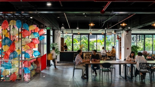 Với quá nhiều sự thay đổi và không chắc chắn trong cách quản lý và chiến lược và tương lai của doanh nghiệp khiến cho người đi làm cảm thấy hoang mang, mơ hồ, tạo nên một môi trường làm việc căng thẳng, nơi mà niềm tin và mức độ gắn kết của nhân viên đang dần mất đi Với quá nhiều sự thay đổi và không chắc chắn trong cách quản lý và chiến lược và tương lai của doanh nghiệp khiến cho người đi làm cảm thấy hoang mang, mơ hồ, tạo nên một môi trường làm việc căng thẳng, nơi mà niềm tin và mức độ gắn kết của nhân viên đang dần mất đi