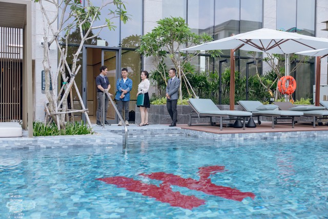 Các cư dân tinh hoa đầu tiên của căn hộ hàng hiệu Marriott hài lòng với chất lượng dự án, dịch vụ và tiện ích mang đến bởi Masterise Homes và Marriott International. Các cư dân tinh hoa đầu tiên của căn hộ hàng hiệu Marriott hài lòng với chất lượng dự án, dịch vụ và tiện ích mang đến bởi Masterise Homes và Marriott International.