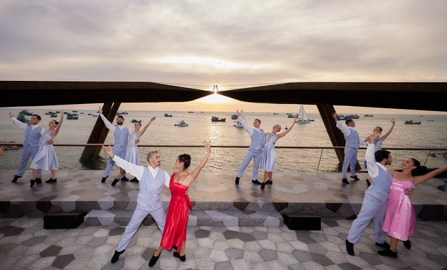 Khoảnh khắc đẹp “lịm tim” trong buổi khánh thành Cầu Hôn Khoảnh khắc đẹp “lịm tim” trong buổi khánh thành Cầu Hôn