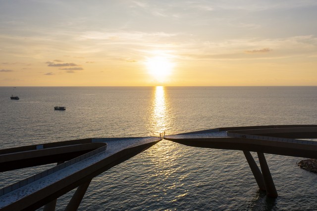 Ngày 1/1 hàng năm, mặt trời hoàng hôn sẽ rơi vào chính giữa hai mũi cầu, đưa nơi đây thành một trong những “điểm ngắm hoàng hôn đẹp nhất thế giới” Ngày 1/1 hàng năm, mặt trời hoàng hôn sẽ rơi vào chính giữa hai mũi cầu, đưa nơi đây thành một trong những “điểm ngắm hoàng hôn đẹp nhất thế giới”