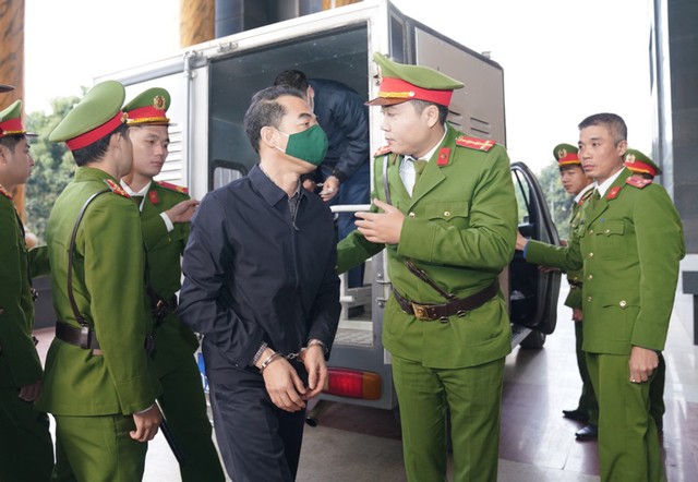 Cựu Thứ trưởng Bộ Ngoại giao Tô Anh Dũng bị dẫn giải tới tòa phúc thẩm. Cựu Thứ trưởng Bộ Ngoại giao Tô Anh Dũng bị dẫn giải tới tòa phúc thẩm.