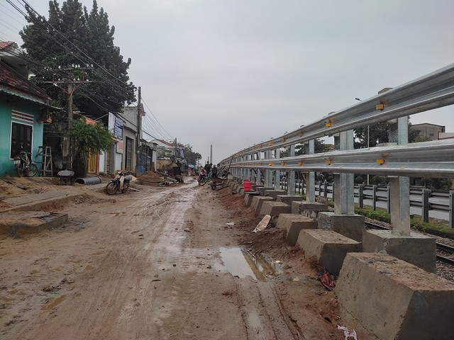 Nhà thầu tiếp tục thi công những nơi đã có mặt bằng. Nhà thầu tiếp tục thi công những nơi đã có mặt bằng.