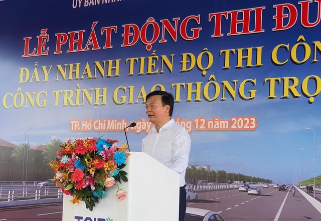 Ông Phạm Văn Khôi, Chủ tịch HĐQT, Tổng giám đốc Công ty cổ phần Đầu tư và Xây dựng giao thông Phương Thành, đại diện các nhà thầu phát biểu cam kết. Ông Phạm Văn Khôi, Chủ tịch HĐQT, Tổng giám đốc Công ty cổ phần Đầu tư và Xây dựng giao thông Phương Thành, đại diện các nhà thầu phát biểu cam kết.