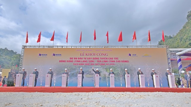 Các đại biểu thực hiện nghi lễ bấm nút khởi công Dự án