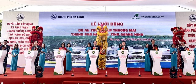 Các đại biểu bấm nút khởi động dự án Trung tâm thương mại Thành phố Hạ Long. Ảnh: Quỳnh Nga.