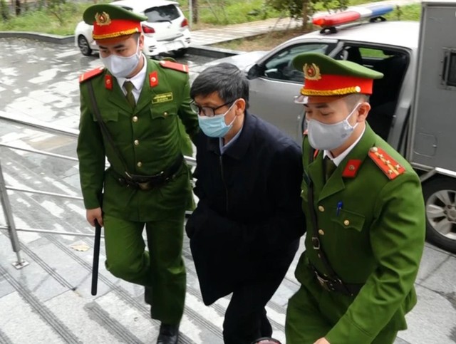 Cựu Bộ trưởng Bộ Y tế Nguyễn Thanh Long bị cáo buộc nhận 2,25 triệu USD trong vụ Việt Á.