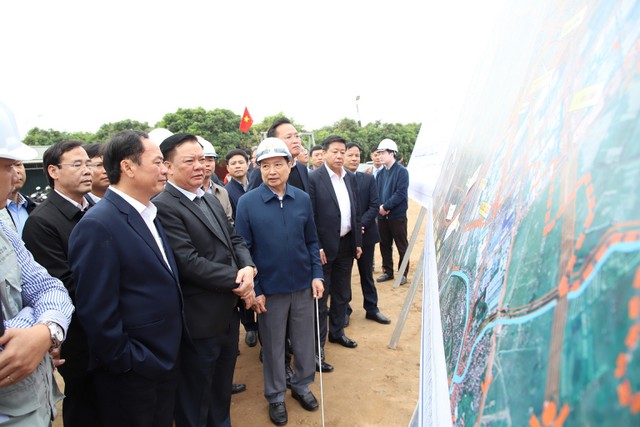 Các đại biểu kiểm tra thực địa tình hình thi công xây dựng dự án đầu tư xây dựng đường Vành đai 4 – Vùng Thủ đô Hà Nội trên địa bàn tỉnh Hưng Yên. Ảnh: Phạm Đăng Các đại biểu kiểm tra thực địa tình hình thi công xây dựng dự án đầu tư xây dựng đường Vành đai 4 – Vùng Thủ đô Hà Nội trên địa bàn tỉnh Hưng Yên. Ảnh: Phạm Đăng