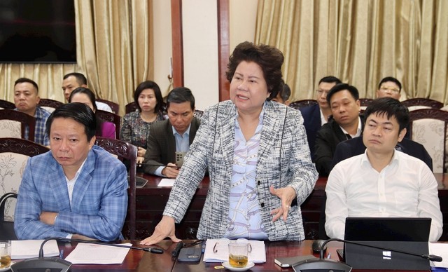 Bà Trương Tú Phương, Chủ tịch HĐQT kiêm Tổng giám đốc Công ty cổ phần Đại An phát biểu tại cuộc họp. Bà Trương Tú Phương, Chủ tịch HĐQT kiêm Tổng giám đốc Công ty cổ phần Đại An phát biểu tại cuộc họp.