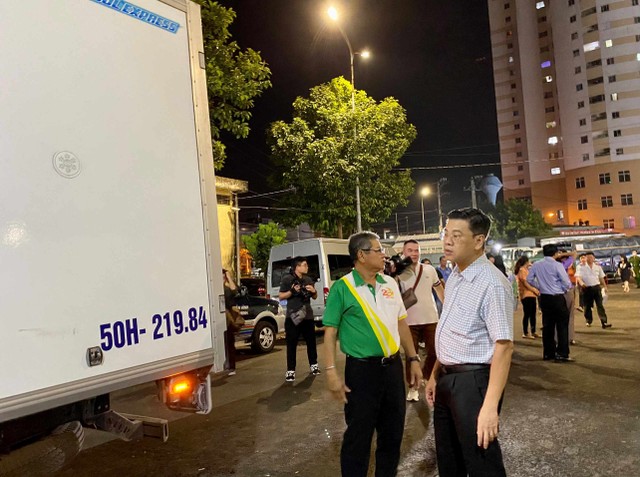 Ngoài khu vực kinh doanh rau, củ, quả... đoàn khảo sát còn kiểm tra xuất xứ, nguồn gốc của thịt heo, đây là mặt hàng thế mạnh của Chợ Đầu mối nông sản thực phẩm Hóc Môn Ngoài khu vực kinh doanh rau, củ, quả... đoàn khảo sát còn kiểm tra xuất xứ, nguồn gốc của thịt heo, đây là mặt hàng thế mạnh của Chợ Đầu mối nông sản thực phẩm Hóc Môn