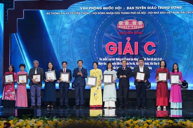 Nhà báo Nguyễn Thúy Hòa (thứ tư từ trái sang) nhận Giải C - Giải Diên Hồng lần thứ hai - năm 2024. Ảnh: Duy Linh Nhà báo Nguyễn Thúy Hòa (thứ tư từ trái sang) nhận Giải C - Giải Diên Hồng lần thứ hai - năm 2024. Ảnh: Duy Linh