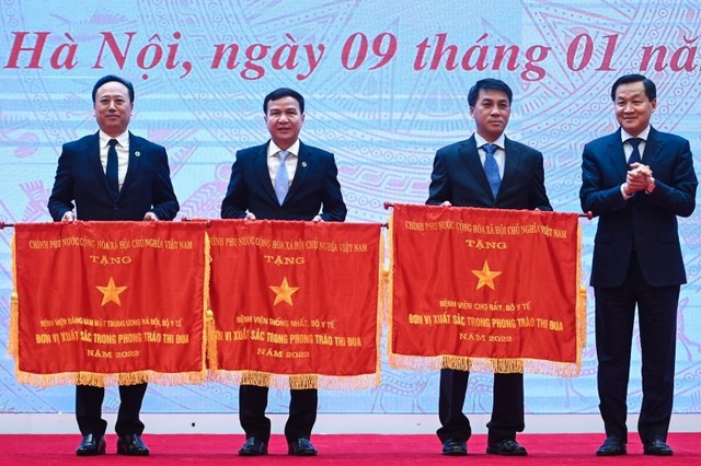 Phó thủ tướng Lê Minh Khái đã trao Cờ thi đua của Chính phủ cho 3 tập thể thuộc Bộ Y tế gồm: Bệnh viện Chợ Rẫy, Bệnh viện Thống nhất, Bệnh viện Răng Hàm Mặt Trung ương.