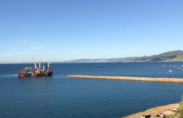 Khu vực xây dựng cảng nhập LNG ở Phước Diêm (huyện Thuận Nam). Nguồn: Báo Ninh Thuận. Khu vực xây dựng cảng nhập LNG ở Phước Diêm (huyện Thuận Nam). Nguồn: Báo Ninh Thuận.