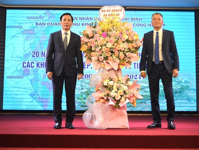 Ông Lê Thành Quân, Vụ trưởng Vụ quản lý các khu kinh tế, Bộ Kế hoạch và Đầu tư (bìa phải) tặng hoa chúc mừng Ban Quản lý Khu kinh tế và các khu công nghiệp Thái Bình