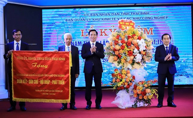 Phó Bí thư thường trực Tỉnh ủy, Chủ tịch HĐND tỉnh Nguyễn Tiến Thành tặng hoa và bức trướng cho tập thể Ban quản lý Khu kinh tế và các khu công nghiệp tỉnh Phó Bí thư thường trực Tỉnh ủy, Chủ tịch HĐND tỉnh Nguyễn Tiến Thành tặng hoa và bức trướng cho tập thể Ban quản lý Khu kinh tế và các khu công nghiệp tỉnh
