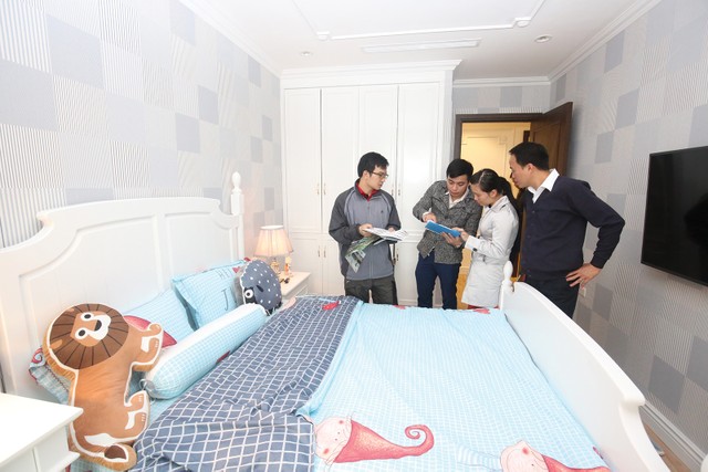Nhóm người trẻ quan tâm tới sản phẩm chung cư mini. Ảnh: Dũng Minh Nhóm người trẻ quan tâm tới sản phẩm chung cư mini. Ảnh: Dũng Minh