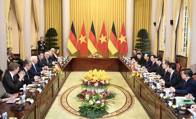 Quang cảnh hội đàm. Quang cảnh hội đàm.