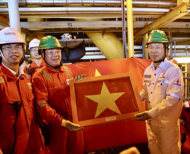 Chủ tịch nước tặng cờ Tổ quốc phục vụ cho sinh hoạt chào cờ trên Giàn. Ảnh PVN