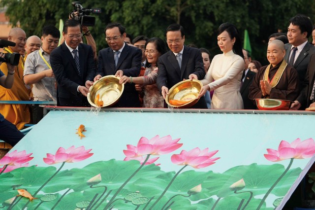 Hoạt động thả cá chép theo phong tục tiễn ông Công ông Táo của dân tộc. Hoạt động thả cá chép theo phong tục tiễn ông Công ông Táo của dân tộc.