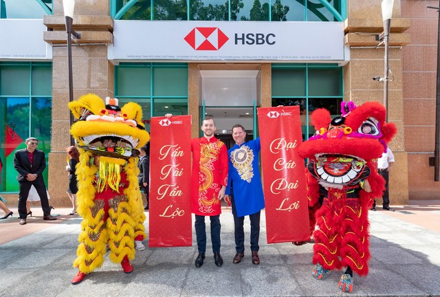 Ông Tim Evan (bên phải) diện trang phục truyền thống Việt Nam trong dịp Tết đến, Xuân về