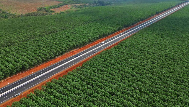 Những đại dự án hạ tầng như Cao tốc Dầu Giây - Phan Thiết kỳ vọng đưa Việt Nam tiến vào “xa lộ” phát triển mới Những đại dự án hạ tầng như Cao tốc Dầu Giây - Phan Thiết kỳ vọng đưa Việt Nam tiến vào “xa lộ” phát triển mới