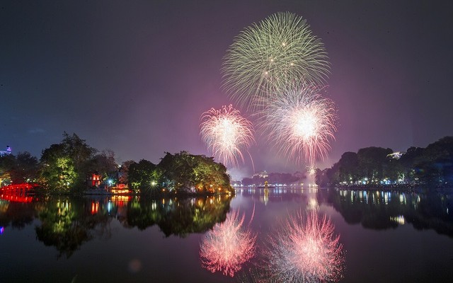 Đúng 0h pháo hoa bắt đầu được bắn lên bầu trời Đúng 0h pháo hoa bắt đầu được bắn lên bầu trời