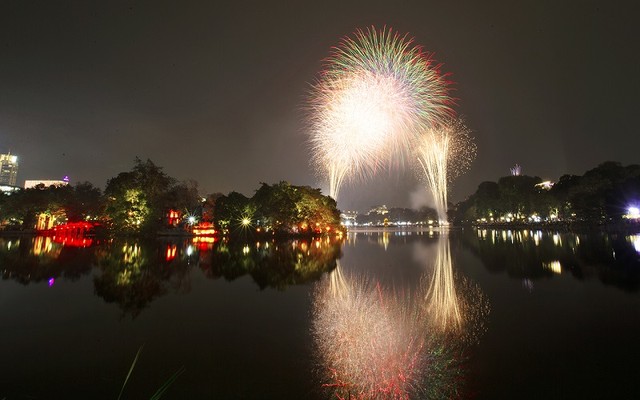 Cầu Thê Húc, đền Ngọc Sơn và Tháp Rùa lung linh dưới ánh sáng pháo hoa Cầu Thê Húc, đền Ngọc Sơn và Tháp Rùa lung linh dưới ánh sáng pháo hoa