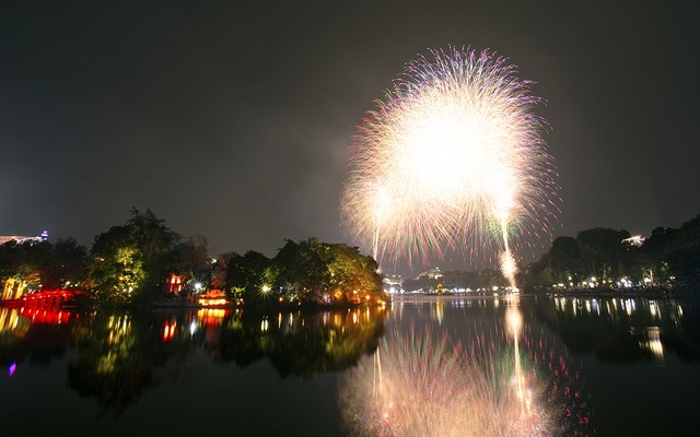 Những chùm pháo tầm cao liên tục được bắn lên trong những phút cuối của buổi lế đón chào năm mới Những chùm pháo tầm cao liên tục được bắn lên trong những phút cuối của buổi lế đón chào năm mới
