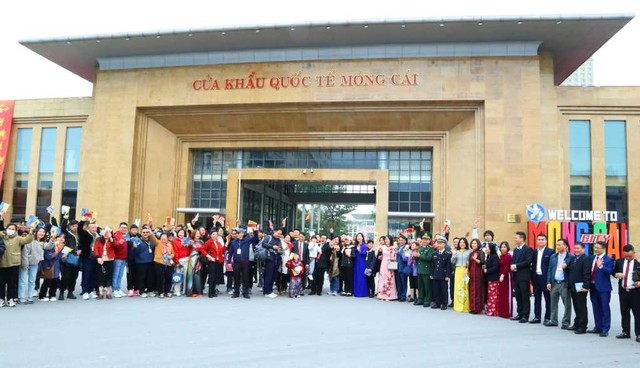 Du khách quốc tế hân hoan trong ngày đầu năm mới. Nguồn: Quảng Ninh Portal. Du khách quốc tế hân hoan trong ngày đầu năm mới. Nguồn: Quảng Ninh Portal.