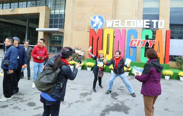 Du khách vui vẻ chụp ảnh tại TP. Móng Cái. Nguồn: Quảng Ninh Portal. Du khách vui vẻ chụp ảnh tại TP. Móng Cái. Nguồn: Quảng Ninh Portal.