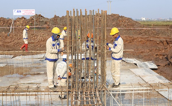 Thi công tại vị trí 45 (thuộc địa bàn huyện Nghĩa Hưng, tỉnh Nam Định) Thi công tại vị trí 45 (thuộc địa bàn huyện Nghĩa Hưng, tỉnh Nam Định)