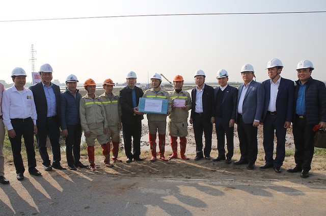 Đoàn công tác của EVN, EVNNPT tặng quà động viên đơn vị thi công vị trí 77 (thuộc địa bàn huyện Nam Trực, tỉnh Nam Định) Đoàn công tác của EVN, EVNNPT tặng quà động viên đơn vị thi công vị trí 77 (thuộc địa bàn huyện Nam Trực, tỉnh Nam Định)