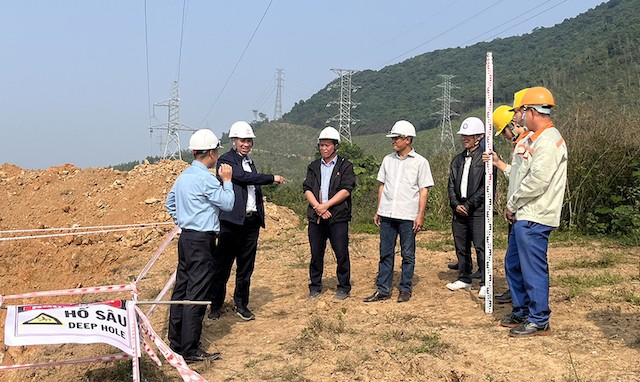 Lãnh đạo EVNNPT kiểm tra tiến độ thi công Dự án đường dây 500 kV Quỳnh Lưu - Thanh Hóa Lãnh đạo EVNNPT kiểm tra tiến độ thi công Dự án đường dây 500 kV Quỳnh Lưu - Thanh Hóa