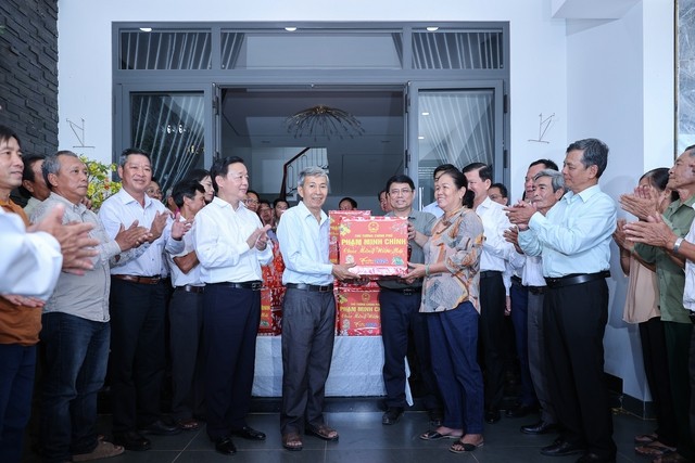 Thủ tướng Phạm Minh Chính tặng quà cho người dân tại Khu tái định cư Lộc An- Bình Sơn, huyện Long Thành - Ảnh: VGP/Nhật Bắc Thủ tướng Phạm Minh Chính tặng quà cho người dân tại Khu tái định cư Lộc An- Bình Sơn, huyện Long Thành - Ảnh: VGP/Nhật Bắc