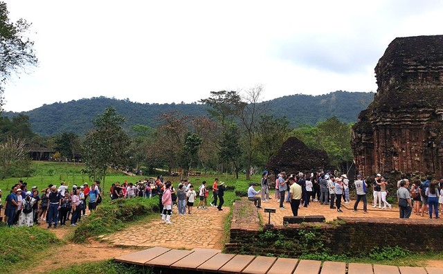 Mỗi ngày Khu di tích Mỹ Sơn đón hơn 2.000 lượt du khách đến tham quan trong dịp Tết Nguyên đán. Mỗi ngày Khu di tích Mỹ Sơn đón hơn 2.000 lượt du khách đến tham quan trong dịp Tết Nguyên đán.