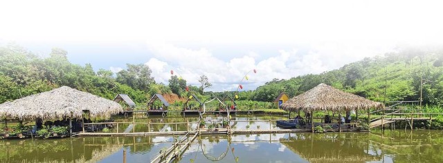 Khu vực hồ cá ở giữa thung lũng Khe Sanh Valley Farm