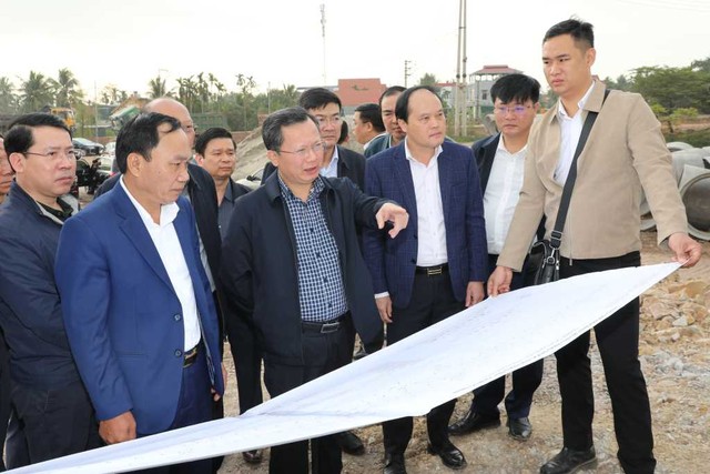 Ông Cao Tường Huy, Chủ tịch UBND tỉnh Quảng Ninh kiểm tra tiến độ thi công đường nối cầu Bến Rừng. Nguồn: Quảng Ninh Portal Ông Cao Tường Huy, Chủ tịch UBND tỉnh Quảng Ninh kiểm tra tiến độ thi công đường nối cầu Bến Rừng. Nguồn: Quảng Ninh Portal