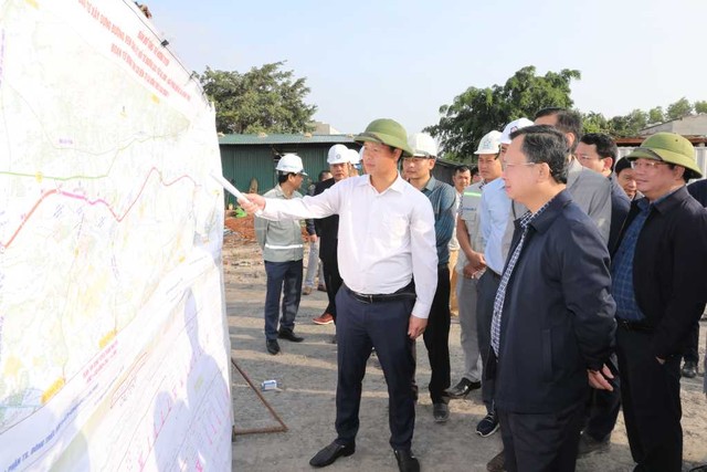 Chủ đầu tư báo cáo tiến độ thi công Đường ven sông kết nối cao tốc Hạ Long - Hải Phòng đến TX Đông Triều với Chủ tịch UBND tỉnh Quảng Ninh. Nguồn: Quảng Ninh Portal. Chủ đầu tư báo cáo tiến độ thi công Đường ven sông kết nối cao tốc Hạ Long - Hải Phòng đến TX Đông Triều với Chủ tịch UBND tỉnh Quảng Ninh. Nguồn: Quảng Ninh Portal.